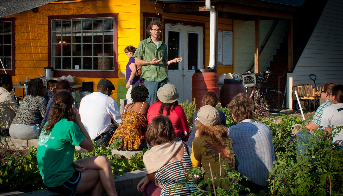 Sahada birlikte çalışan topluluk üyeleri